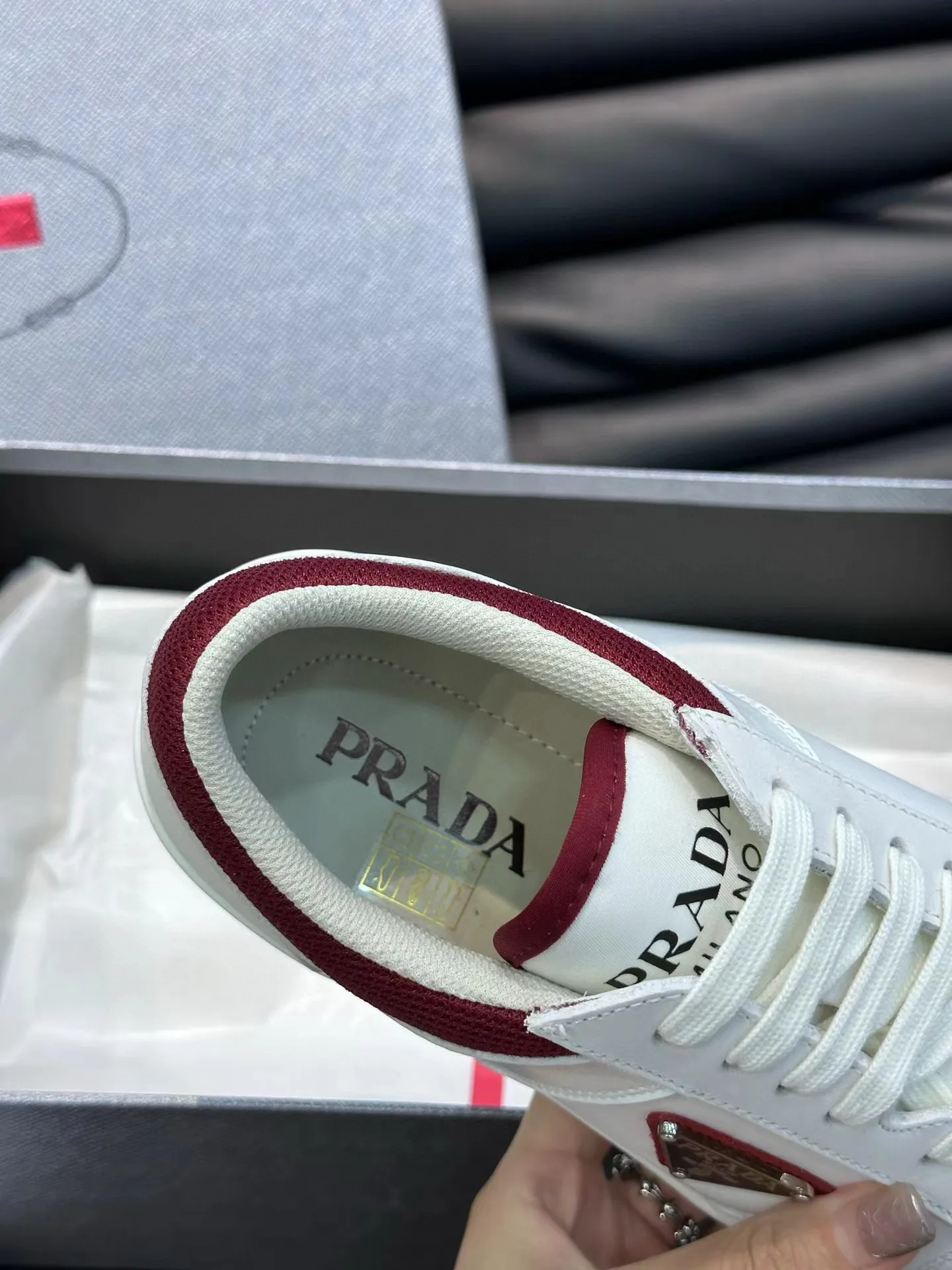 Factory price: 400💰Prada new men's leather sports shoes, the highest version on the market, any comparison is welcome🆚! The original leather has excellent texture and is super high-end! Fetal sheep net lining imported from Italy, removable pad! Luxurious materials and fine workmanship, highly recommended! Code number: 38-44, customized 45